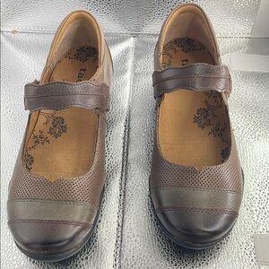 Taos Footwear Brown Flats with Comfort Features